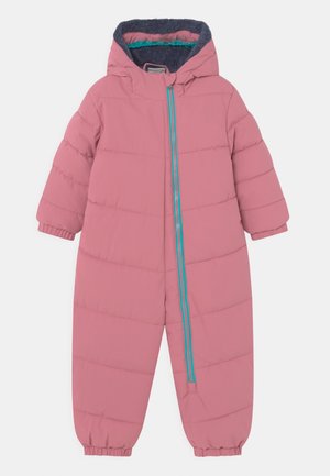 Pink polstret børne flyverdragt med hætte, turkis lynlås, der løber diagonalt fra hals til ankel, og elastiske manchetter på ærmer og ben.