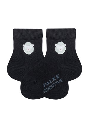 Sorte sokker med ribbede manchetter, med et lyst blåt fåredekor på hver side og teksten "FALKE SENSITIVE" på sålen.