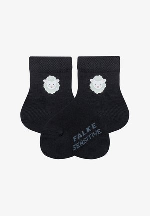 Sorte sokker med ribbede manchetter, med et lyst blåt fåredekor på hver side og teksten "FALKE SENSITIVE" på sålen.