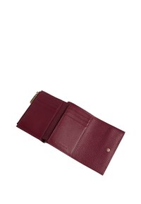 Portafoglio in pelle bordeaux aperto per mostrare più scomparti per carte, una chiusura a scatto e una tasca con zip per le monete.