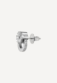 Zilveren stud oorbellen met een bloemontwerp, voorzien van vier heldere rhinestones en een band versierd met kleinere stenen. Gemarkeerd met "GUESS."
