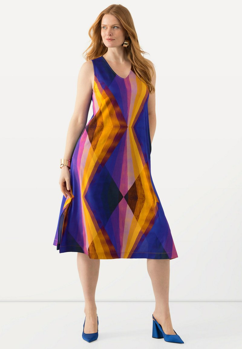 Farbenfrohes ärmelloses Kleid mit V-Ausschnitt, das ein Zickzack-Geometrie-Muster in Lila, Gelb und Braun zeigt; A-Linien-Form, glatter Stoff.