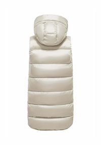 Lichtbeige puffervest met een capuchon, met een gladde, glanzende textuur en een horizontaal gestikt patroon. Afgeronde zoom aan de onderkant.
