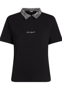 Černé polo tričko s krátkými rukávy, texturovaný černobílý límec a bílé vyšívané logo na přední straně. Klasický design límce.