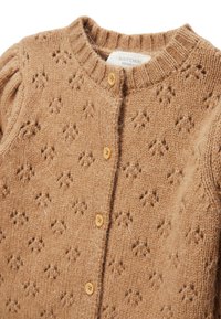 Cardigan en tricot beige avec un col rond, un motif décoratif et des boutons en bois sur le devant. Texture douce et détails de design confortables.