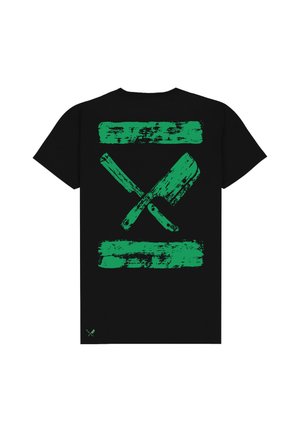 Čierne tričko so zelenou poškodenou grafikou skríženého sekáča a noža, umiestnené medzi dvoma horizontálnymi pruhmi.