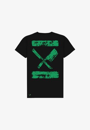 Čierne tričko so zelenou poškodenou grafikou skríženého sekáča a noža, umiestnené medzi dvoma horizontálnymi pruhmi.