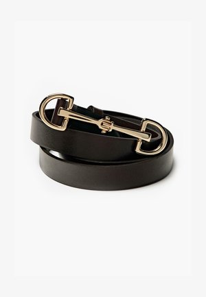 Ceinture en cuir noir avec une boucle en or brillante arborant un design semi-circulaire et une sangle étroite. Texture lisse, style minimaliste.