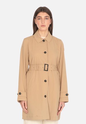 Trench coat beige con vita con cintura, maniche lunghe e bottoni scuri; presenta un colletto classico e una texture liscia.