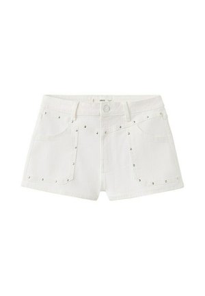 Shorts en denim blanc avec poches avant et détails de clous argentés le long des bords des poches et fermeture à bouton à la taille.
