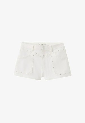 Shorts en denim blanc avec poches avant et détails de clous argentés le long des bords des poches et fermeture à bouton à la taille.
