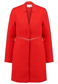 Manteau long en laine rouge avec des revers étroits et une fermeture éclair horizontale dorée à la taille, coupe ajustée, manches longues.
