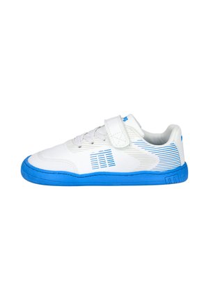 Zapatilla deportiva blanca con suela de goma azul, que cuenta con una correa de velcro, cierre de cordones y patrones de franjas azules horizontales en los costados.