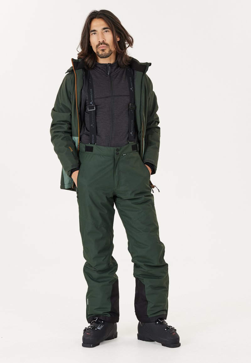 Herenoutdoor kleding met een groene waterdichte jas en bijpassende groene geïsoleerde broek met verstelbare banden, gestructureerde stof en zwarte accenten.