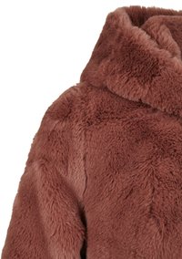 Brun faux fur kåpe med en myk tekstur, med en stor hette og en avslappet passform, vist fra siden.