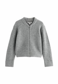 Grå stickad cardigan med dragkedja fram, ribbad textur och rund halsringning. Har långa ärmar och en kortad passform.