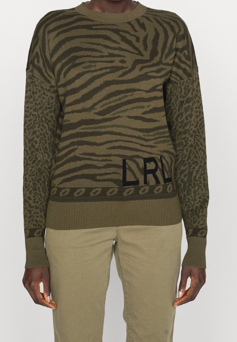 Maglione verde oliva con un motivo a strisce di tigre testurizzato sul davanti e stampa leopardata sulle maniche, con il logo "LRL" sull'orlo.