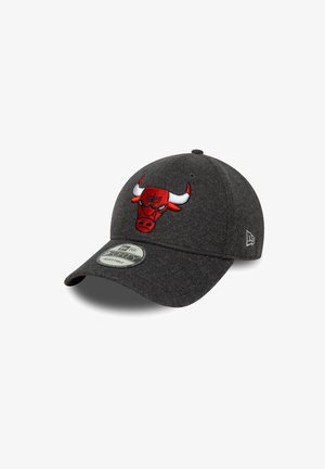 Graue Woll-Basketballmütze mit einem gestickten roten Chicago Bulls-Logo auf der Vorderseite, umrandet in Weiß und mit verstellbarem Riemen.