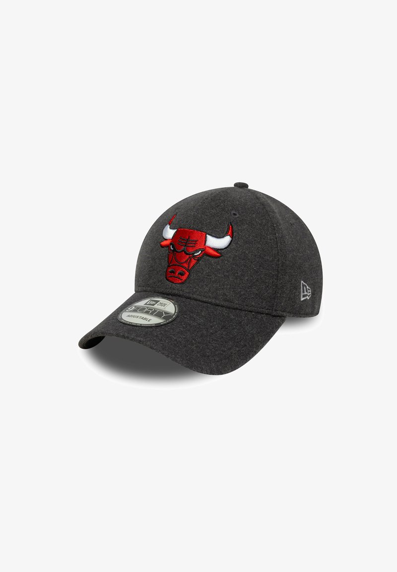 Graue Woll-Basketballmütze mit einem gestickten roten Chicago Bulls-Logo auf der Vorderseite, umrandet in Weiß und mit verstellbarem Riemen.