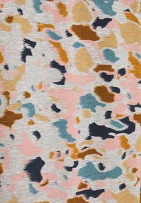 Tissu multicolore présentant un mélange de formes abstraites roses, bleues, dorées et noires sur un fond gris clair avec une finition douce et texturée.