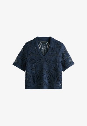 Námořnicky modrý háčkovaný top s krátkými rukávy, vzory s otevřenou květinovou výšivkou, výstřihem do V a přeloženým límcem.