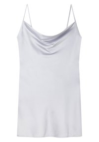 Camisole en satin blanc avec de fines bretelles, présentant un décolleté drapé et une texture lisse et brillante. Sans embellissements ni motifs supplémentaires.