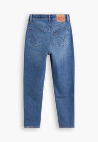 Jean en denim bleu vu de dos avec deux poches arrière, passants de ceinture, et un patch de marque en cuir marron sur la ceinture.