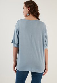 LELA LOOSE FIT - Basic póló - baby blue