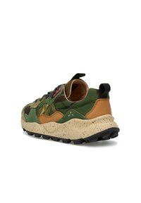 Sneaker in camouflage verde e marrone con suola beige maculata, parte superiore testurizzata e lacci neri. Presenta un tab di estrazione sul tallone e contrasti nei materiali.