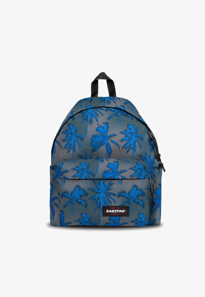 Patrón de palmeras azules sobre una mochila de tela gris con un bolsillo delantero con cremallera y detalles negros. Presenta un asa superior y correas ajustables.