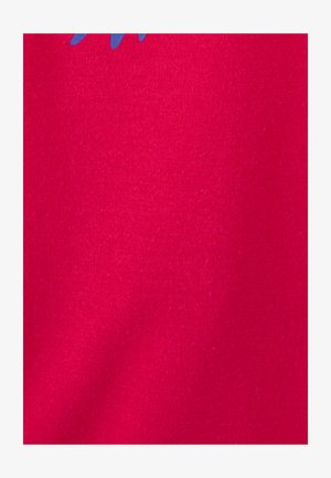 Tessuto rosso con una texture a coste, caratterizzato da un design grafico blu. Il materiale appare morbido e liscio.