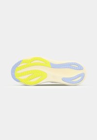 Schuhsohle in einem gelben, blauen und cremefarbenen Farbschema. Strukturiertes Gummi mit Rillen und Mustern für besseren Halt.