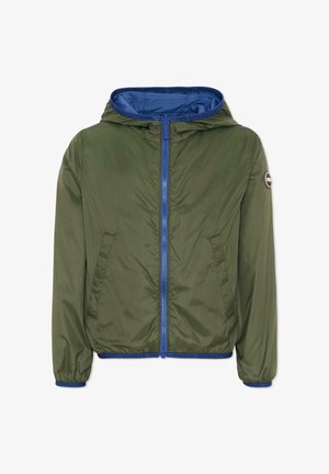 Veste à capuche verte avec fermeture éclair bleue, doublure intérieure bleue, poignets élastiques, deux poches avant et un petit logo rond sur la manche gauche.