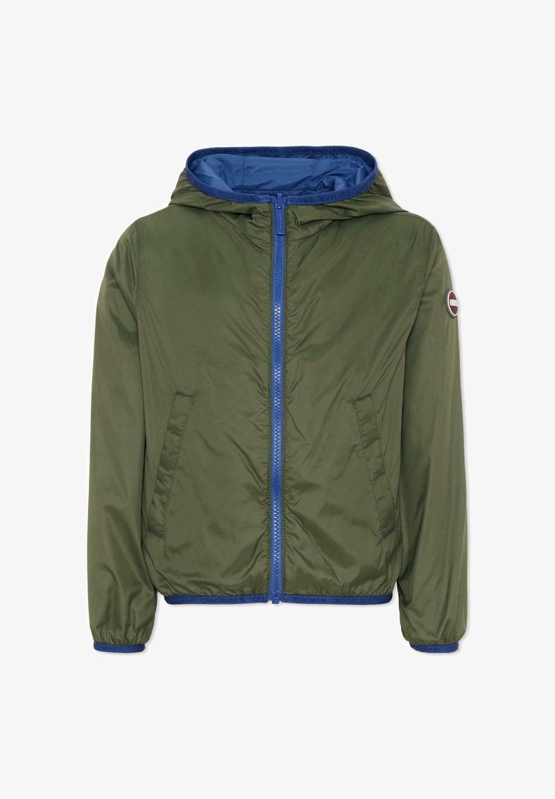 Giubbotto verde con cappuccio, cerniera blu, fodera interna blu, polsini elasticizzati, due tasche frontali e un piccolo logo rotondo sulla manica sinistra.