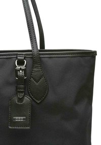 Borsa tote in tessuto nero con dettagli in pelle, dotata di base piatta, due manici a spalla e un'etichetta rettangolare per il bagaglio. Superficie testurizzata.