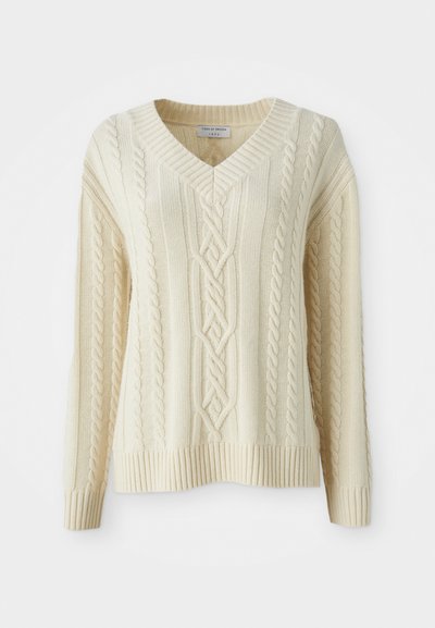Creamfarbener Strickpullover mit V-Ausschnitt, der über ein Zopfmuster und einen gerippten Saum verfügt. Lange Ärmel und weiche Textur.