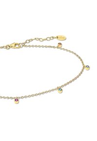 Bracelet en chaîne dorée avec cinq petites pierres précieuses colorées (violet, bleu clair, bleu foncé et transparent) serties dans des montures en or. Fermeture à fermoir en homard.