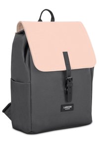 Zaino in tessuto grigio con ripiegatura rosa pallido, dotato di una chiusura con cinturino nero e tasca laterale. Trama liscia con elementi di design minimalista.