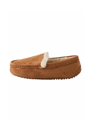 Bruna mockaskor med en mjuk, fluffig foder och texturerad sula, designade för komfort och värme. Sidovy från en vit bakgrund.