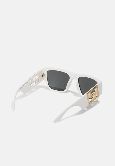 Lunettes de soleil blanches avec des verres foncés. Dotées d'un accent géométrique doré sur le côté avec le logo "Versace". Monture en plastique lisse, design moderne.