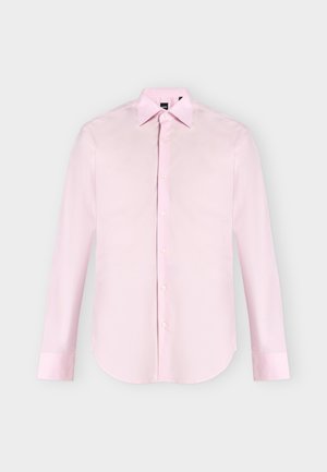 Chemise rose clair à manches longues avec boutons sur le devant, col pointu, poignets boutonnés et texture de tissu lisse, présentée sur un fond uni.