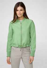 Mintgrüner Leder-Bomberjacke mit rundem Kragen, elastischen Bündchen und Kordelzugsaum. Glatte Textur, minimale Hardware und taillierte Passform.