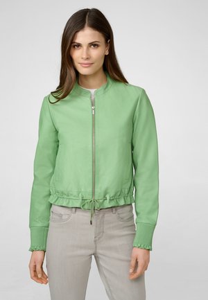 Mintgrüner Leder-Bomberjacke mit rundem Kragen, elastischen Bündchen und Kordelzugsaum. Glatte Textur, minimale Hardware und taillierte Passform.