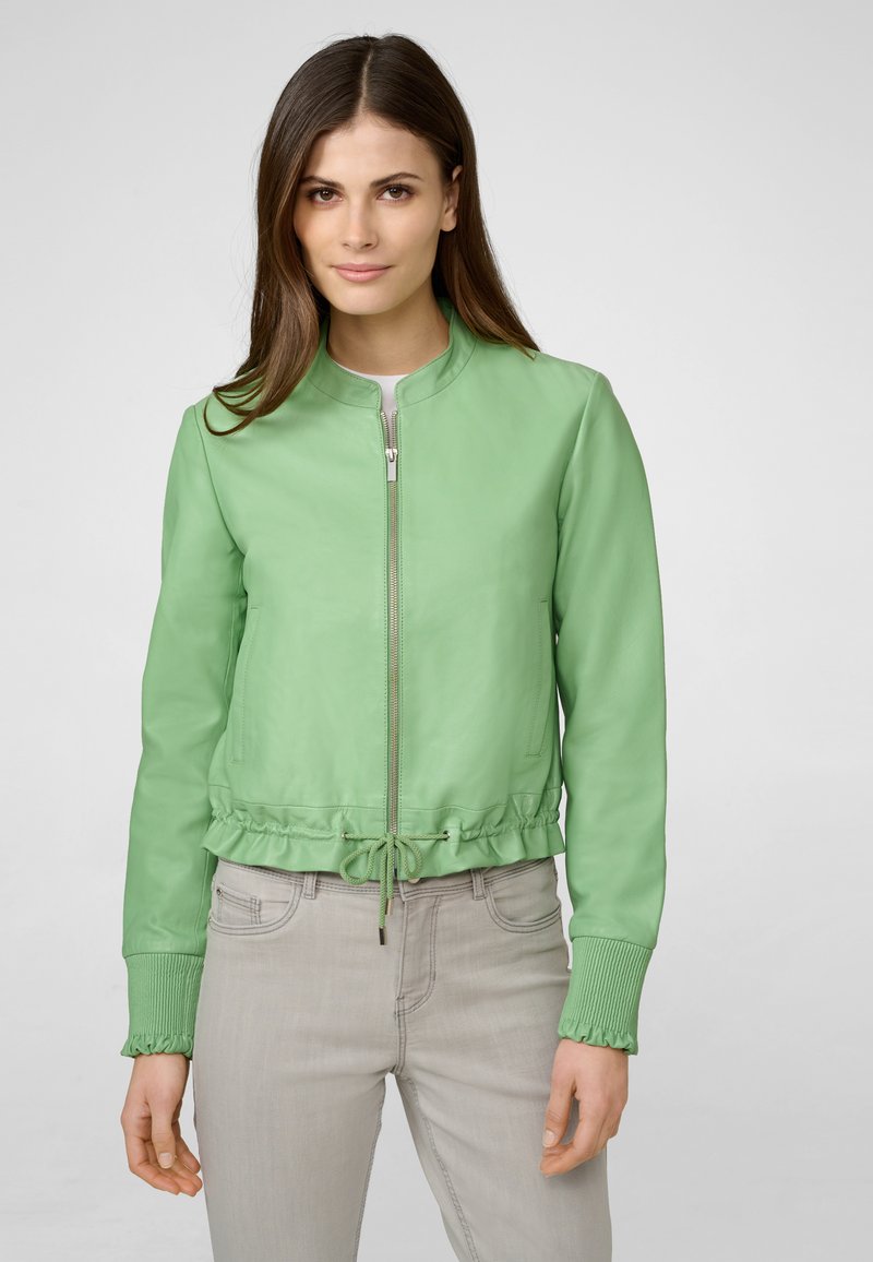 Mintgrüner Leder-Bomberjacke mit rundem Kragen, elastischen Bündchen und Kordelzugsaum. Glatte Textur, minimale Hardware und taillierte Passform.