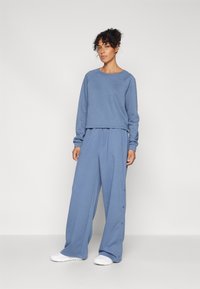 ONLY Play ONPBOB WIDE BRUSH  - Joggebukse - vintage indigo