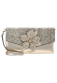 Metallinen kultainen clutch, jossa on kimaltava hopeinen läppä ja ylikokoinen kukkaansa yksityiskohtana. Sujuva pinta, jossa on irrotettava hihna. Logot painettuna.