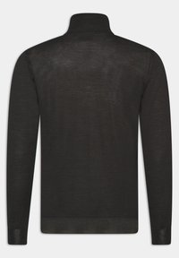 Sort strikket sweater med høj krave, lange ærmer og en blød, tekstureret finish. Lige kant og minimalistisk design uden udsmykning.