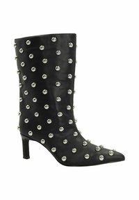 Bottines en cuir noir avec un bout pointu, ornées d'accents en clous argentés sur l'ensemble et d'un talon fin. Texture lisse, design moderne.