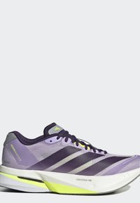 Μωβ και κίτρινο παπούτσι τρεξίματος Adidas με σόλα Lightstrike Pro και μαύρα κορδόνια, παρουσιάζεται πλάγια σε λευκό φόντο.