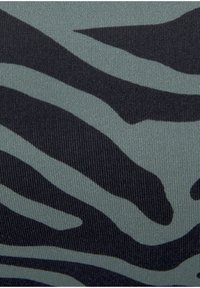 Crna i tamnozelena tkanina koja sadrži teksturirani uzorak zebra pruga, ističući nježnu površinu i kontrastne varijacije boja.